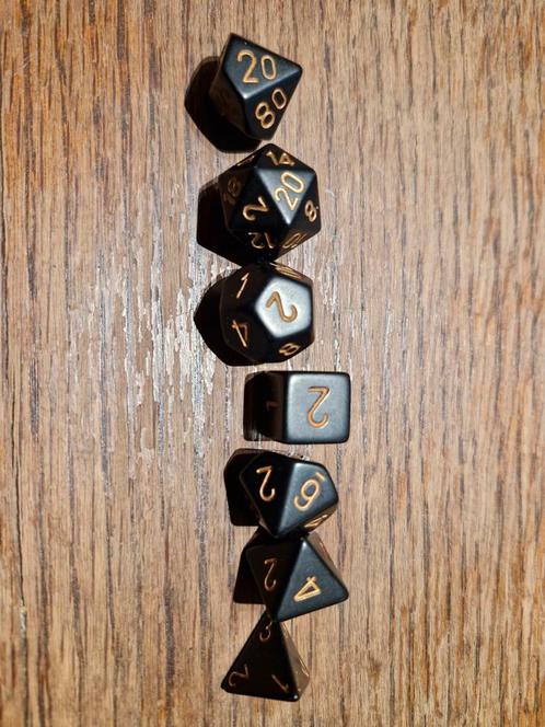 Zwarte dobbelstenen set, Hobby en Vrije tijd, Gezelschapsspellen | Bordspellen, Nieuw, Een of twee spelers, Drie of vier spelers