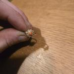 Oude Gouden ring met een bloedkoraal steentje, Sieraden, Tassen en Uiterlijk, Ringen, Ophalen of Verzenden, Zo goed als nieuw
