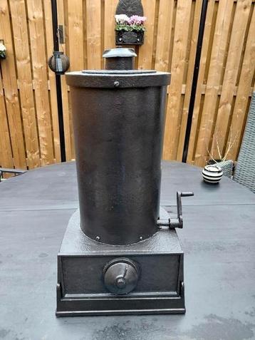 Kleine gietijzeren potkachel.  beschikbaar voor biedingen