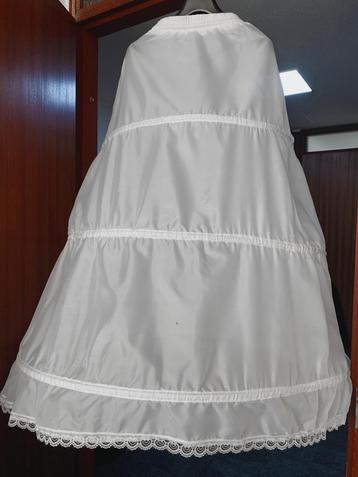 Hoepelrok beschikbaar voor biedingen