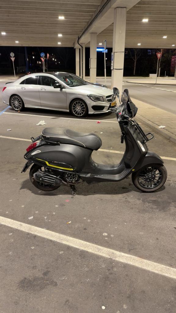 Dikke Vespa sprint 125 cc, Fietsen en Brommers, Scooters | Vespa, Zo goed als nieuw, Overige modellen, Benzine, Ophalen of Verzenden