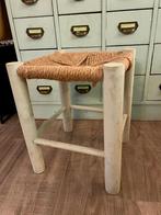 Vintage brocante blauw houten krukje gevlochten sisal touw, Huis en Inrichting, Ophalen of Verzenden, Gebruikt, Hout