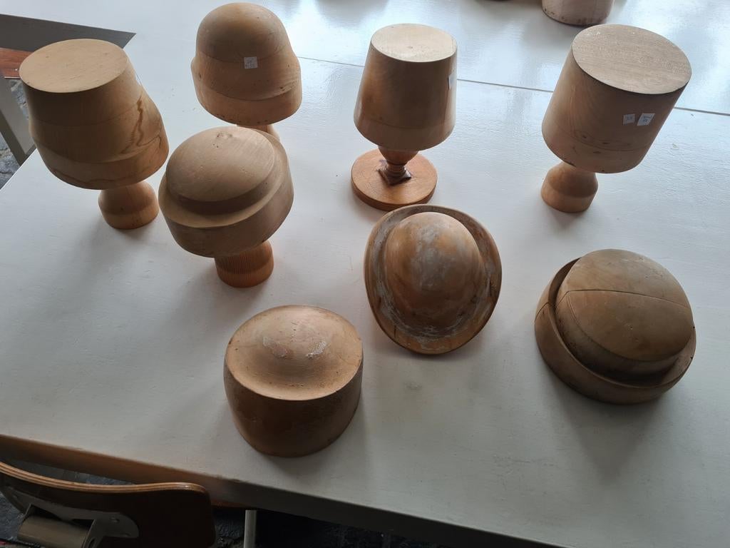 Hoedenblokken van Lindenhout voor vilthoeden, Ophalen