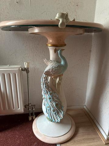 Haltafel met pauw decoratie beschikbaar voor biedingen