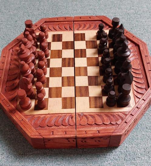 Houten schaakspel uit Bali, Hobby en Vrije tijd, Gezelschapsspellen | Bordspellen, Zo goed als nieuw, Ophalen of Verzenden