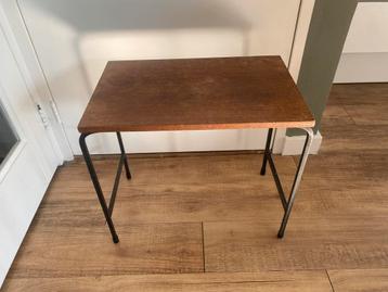 Bijzettafel hout met zwart metalen onderstel  beschikbaar voor biedingen