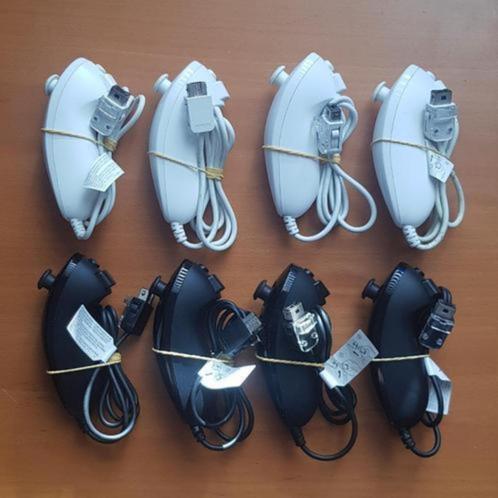 Originele Wii Nunchuk Wit en Zwart, Spelcomputers en Games, Games | Nintendo Wii, Gebruikt, Overige genres, 1 speler, Vanaf 3 jaar