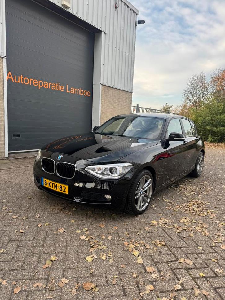 BMW 1-Serie 114I 75KW 5-DR 2013 Zwart, Auto's, BMW, Bedrijf, Benzine, A, Hatchback, Handgeschakeld, Origineel Nederlands, Zwart