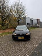BMW 1-Serie 116i 136PK Automatic 2014 Zwart, Auto's, 65 €/maand, 4 cilinders, Zwart, 1200 kg