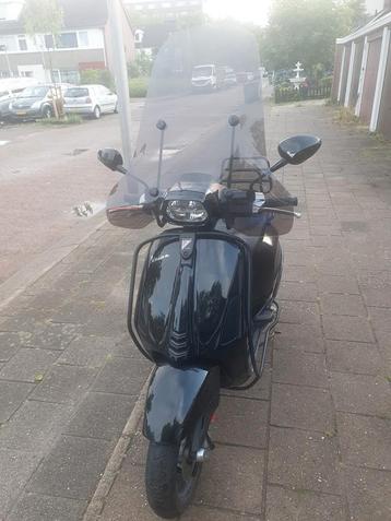 Vespa sprint 2022 beschikbaar voor biedingen
