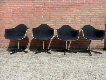 4 vintage Herman Miller Charles Eames fiberglass  chairs beschikbaar voor biedingen