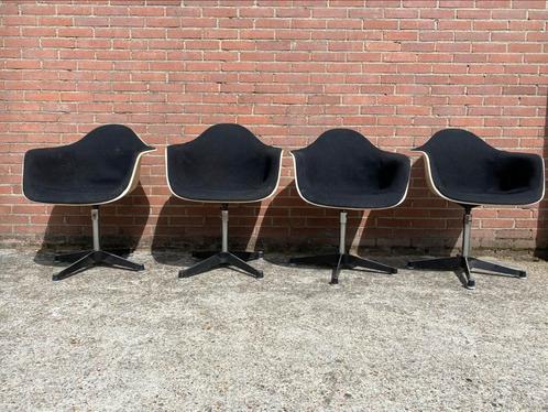 4 vintage Herman Miller Charles Eames fiberglass  chairs, Huis en Inrichting, Stoelen, Gebruikt, Vier, Kunststof, Metaal, Stof
