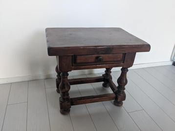 Vintage bijzettafeltje, massief eikenhout beschikbaar voor biedingen