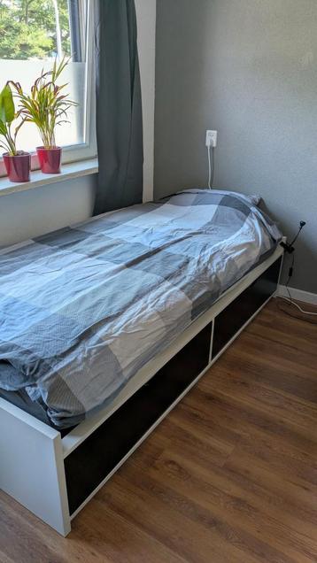 Ikea bedframe met zwarte lades