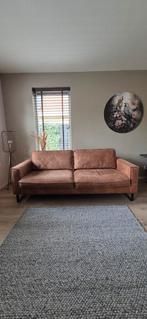 Bruin, 'leren' bank met metalen poten, Huis en Inrichting, Ophalen, Gebruikt, Driepersoons, 75 tot 100 cm