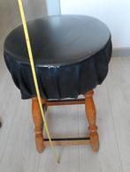 Te koop een gebruikt lage kruk., Ophalen, Gebruikt, Hout