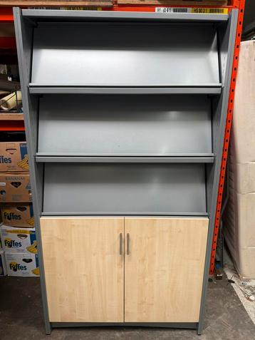 winkeldisplay of presentatiemeubel met planken+opbergkast. beschikbaar voor biedingen