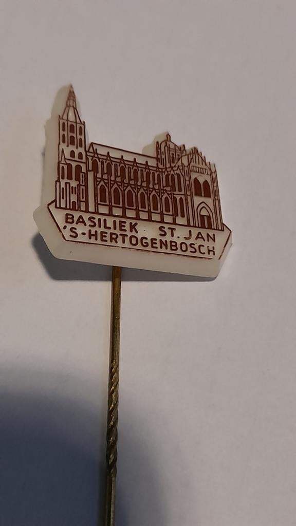 Speldje Basiliek Sint Jan 's-Hertogenbosch, Verzamelen, Speldjes, Pins en Buttons, Ophalen of Verzenden, Gebruikt, Stad of Land