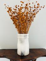 Wit marmer vaasje met bruine droogbloemtjes., Ophalen of Verzenden, Zo goed als nieuw