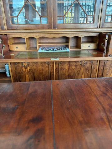 Antieke tweedelige wandkast met glas beschikbaar voor biedingen