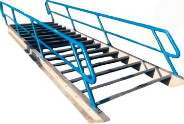 Industriele stalen trap 16 traptreden, 3m hoog 1.65m breed beschikbaar voor biedingen