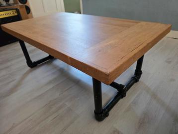 Industrieel salontafel met massief houten blad beschikbaar voor biedingen