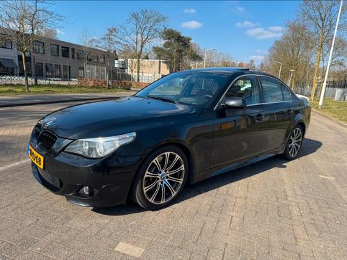 BMW 5-Serie 4.4 I 545 AUT 2005 Zwart, Auto's, BMW, Particulier, 5-Serie, Benzine, E, Sedan, Automaat, Origineel Nederlands, Zwart