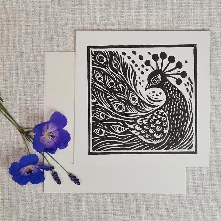 Dubbele wenskaart 15x15 cm. met envelop. pauw, linosnede, Diversen, Wenskaarten, Nieuw, Ophalen of Verzenden