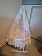 Te koop: rotan wieg (wit) met mooie bekleding., Ophalen, Wieg