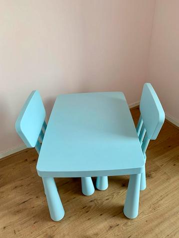 Kindertafel met 2 stoelen beschikbaar voor biedingen