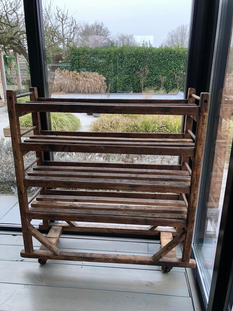 Brocante houten stellingkast op wielen - 112x38x122cm, Huis en Inrichting, Ophalen, Gebruikt