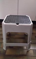 Grijs krukje met opbergvakje, Huis en Inrichting, Krukjes, Ophalen, Zo goed als nieuw, Kunststof