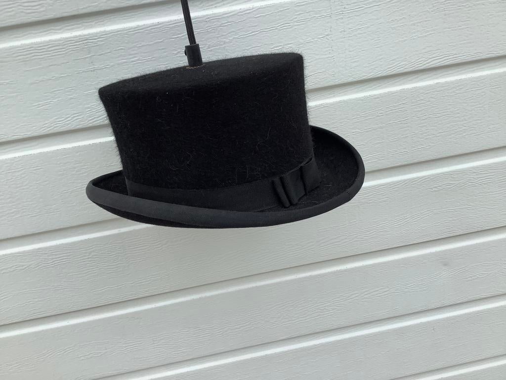 Lamp gemaakt van oude hoed paardrijhoed, Ophalen of Verzenden, Gebruikt, Minder dan 50 cm
