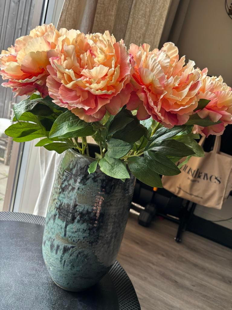 Decoratieve vaas met kunstbloemen, Huis en Inrichting, Ophalen, Aardewerk of Porselein, Zo goed als nieuw, Minder dan 50 cm