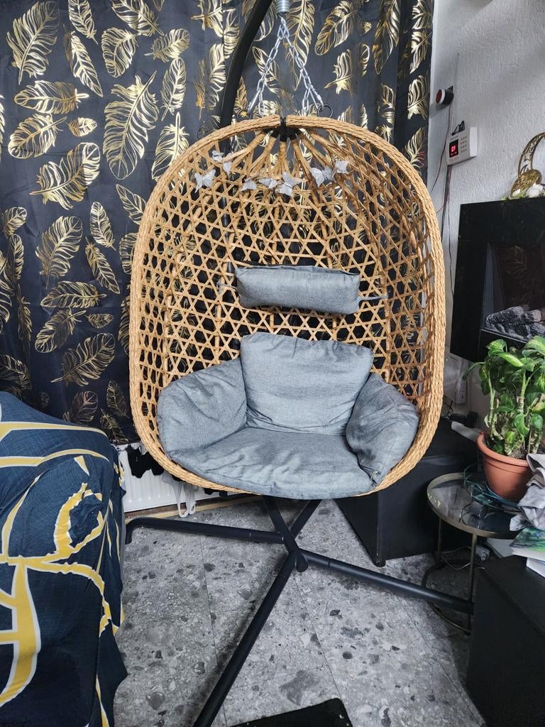 Comfortabele hangstoel met standaard en kussens, Huis en Inrichting, Stoelen, Ophalen, Overige kleuren, Stof, Zo goed als nieuw