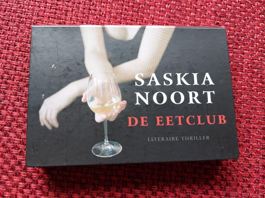 De eetclub- saskia noort - dwarsligger 109, Boeken, Thrillers, Ophalen of Verzenden, Gelezen, Saskia Noort