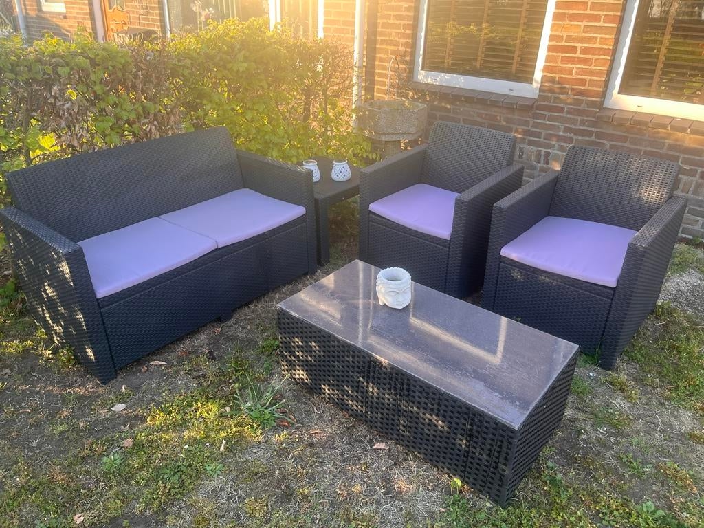 Complete Tuinset: Bank, 2 Stoelen en 2 Tafels +zitkussens, Ophalen, 4 zitplaatsen, Kunststof, Gebruikt