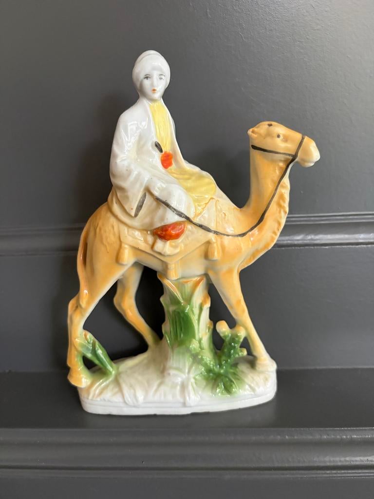 Beeldje van persoon op kameel, porselein, Germany, Ophalen of Verzenden, Gebruikt, Mens