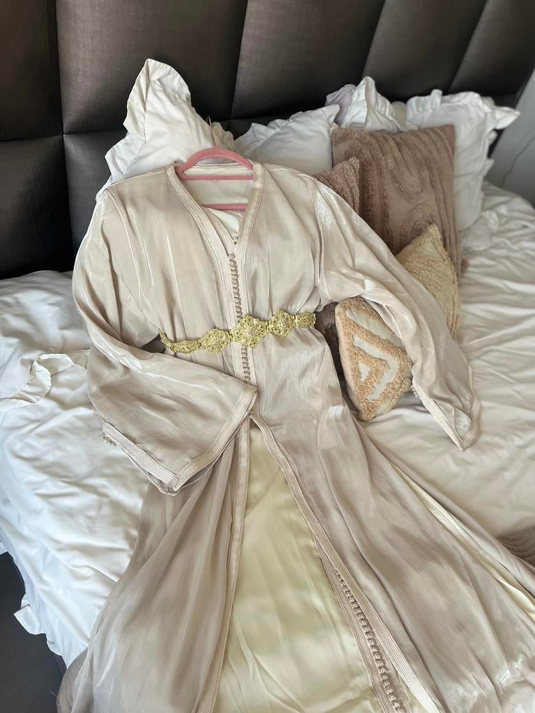 Te koop Nieuwe takchita, Ophalen of Verzenden, Nieuw, Beige, Bruidsmeisjeskleding