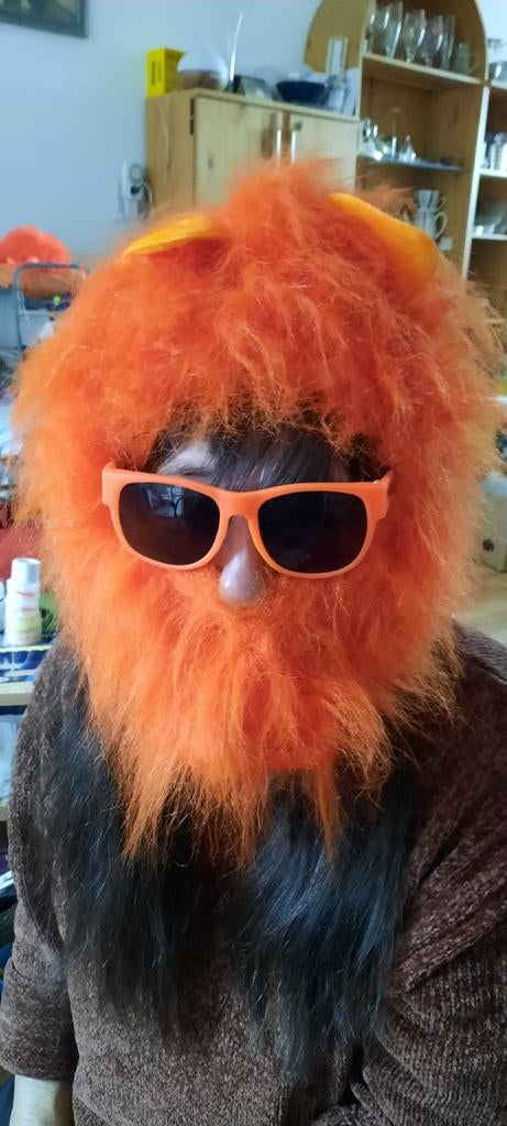 Oranje pluizige muts met oren - Feest of Carnaval, Hobby en Vrije tijd, Ophalen of Verzenden, Gebruikt, Handschoenen, Hoed of Pet