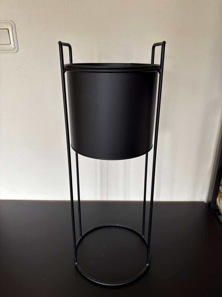 Zwarte plantenpot op standaard, Tuin en Terras, Bloempotten, Ophalen, Rond, Binnen, Zo goed als nieuw