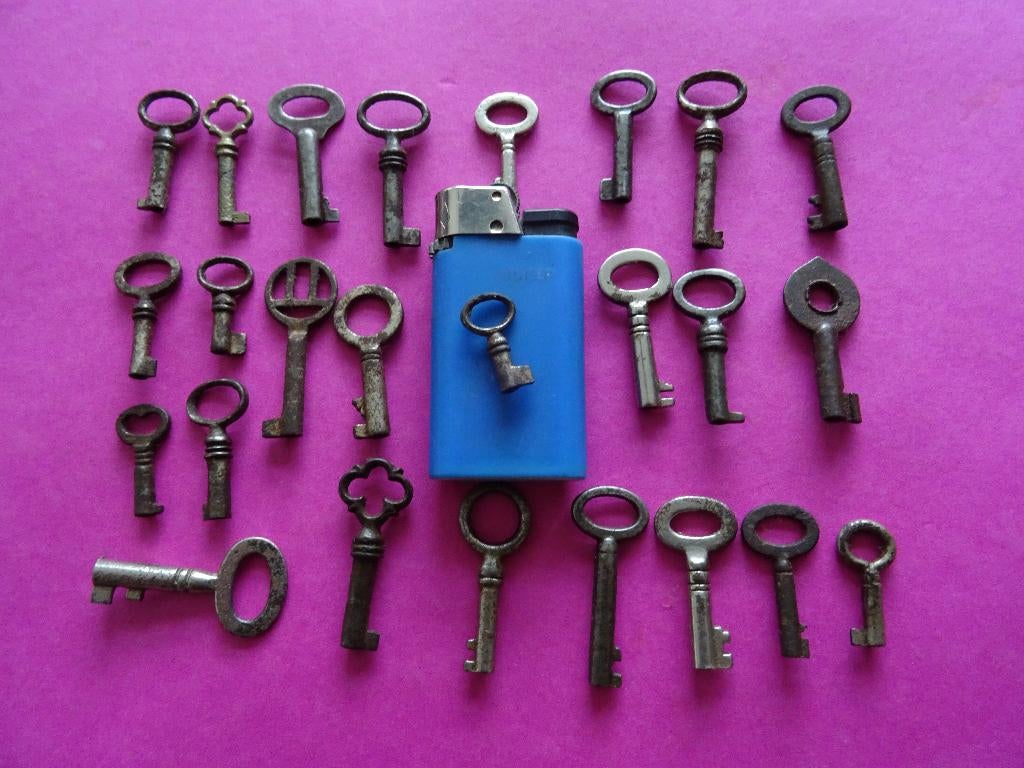 25 ANTIEKE SLEUTELTJES SLEUTELS SLEUTEL KISTJE BLIK SLOTJE, Antiek en Kunst, Curiosa en Brocante, Ophalen of Verzenden