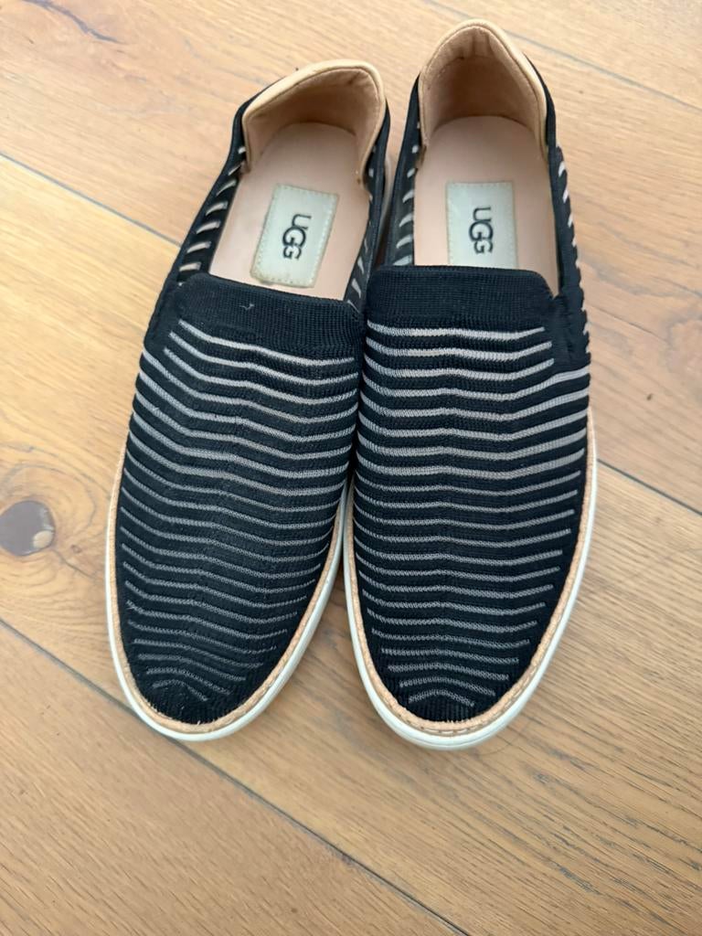 Uggs sammy chevron maat 39 NIEUWSTAAT, Ophalen of Verzenden, Zo goed als nieuw, Zwart