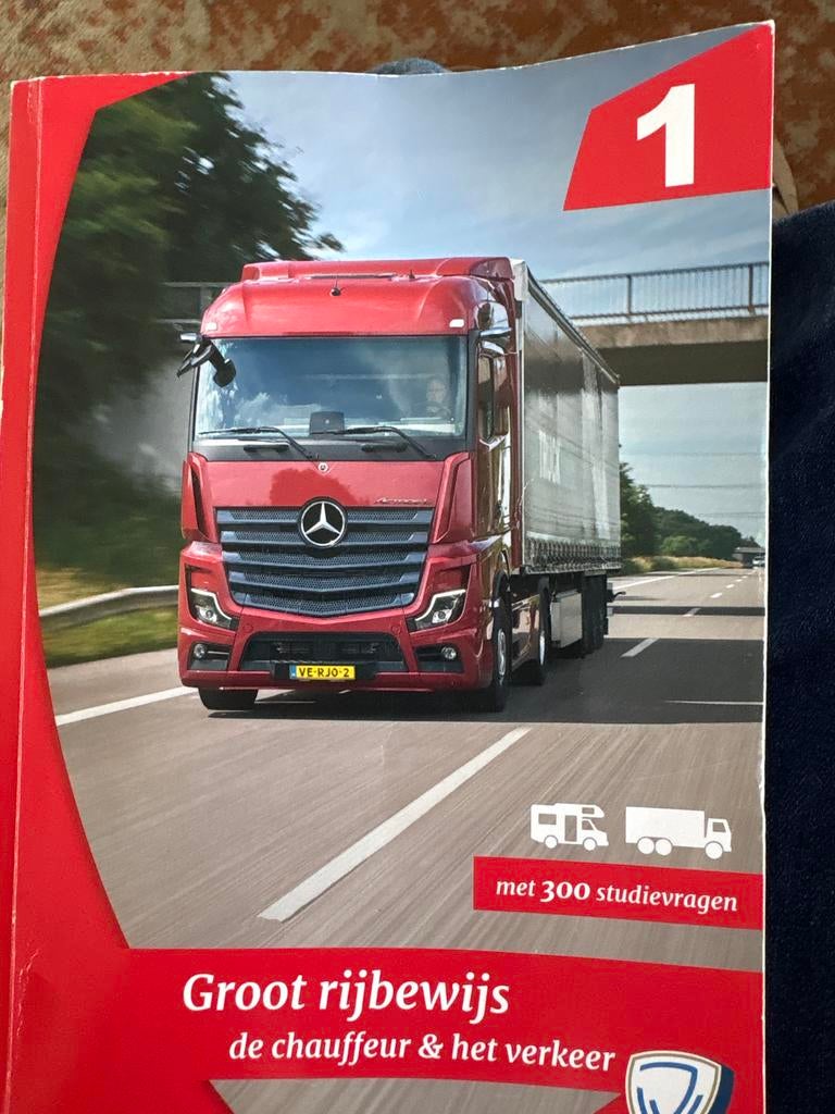 Theorieboek Groot Rijbewijs: De Chauffeur & Het Verkeer, Ophalen of Verzenden, Zo goed als nieuw, Overige niveaus
