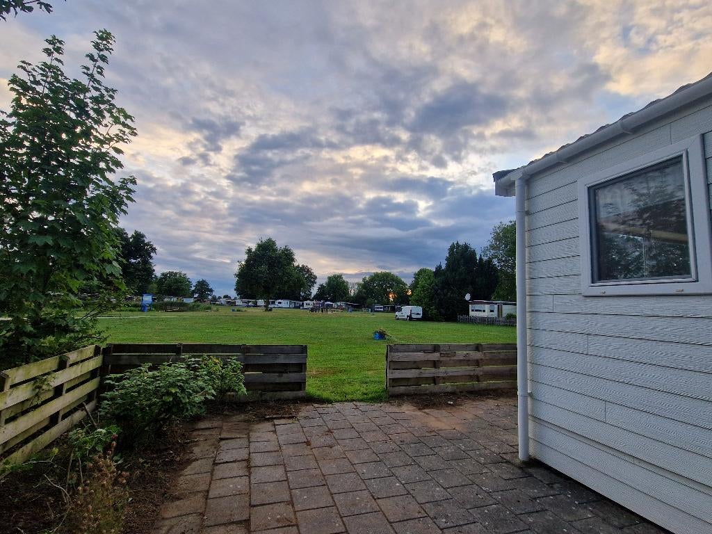 Chalet huur | Volledig ingericht | Rustige ligging aan water, 2 slaapkamers, Recreatiepark, 3 personen, Gelderland en Veluwe