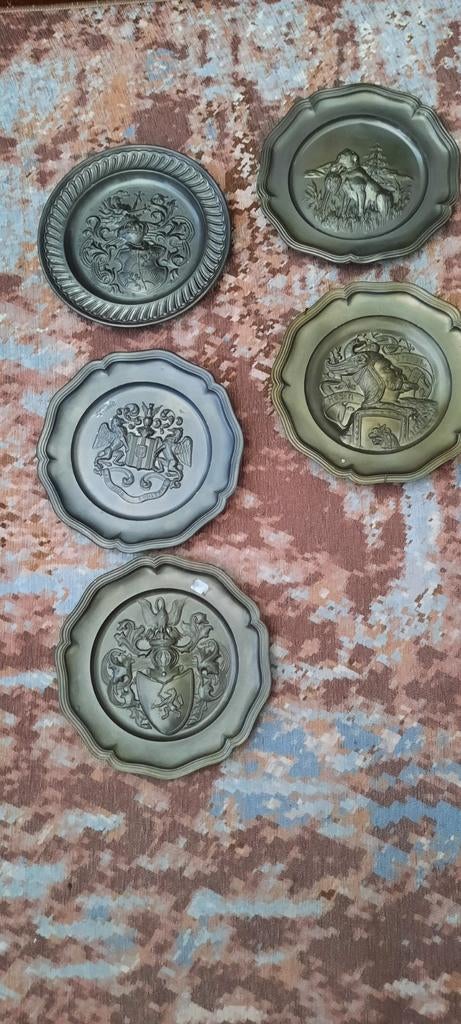 Set van 5 tinnen wandborden met reliëf, Ophalen