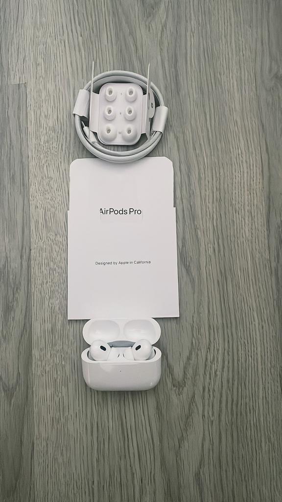 Airpods pro 2 met active noise cancelation, Telecommunicatie, Mobiele telefoons | Oordopjes, Ophalen of Verzenden, Nieuw, In oorschelp (earbud)