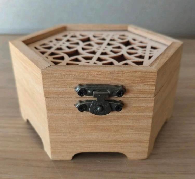 Houten sieradendoosje met bewerkte deksel, Huis en Inrichting, Woonaccessoires | Kisten, Minder dan 50 cm, Nieuw, Minder dan 50 cm