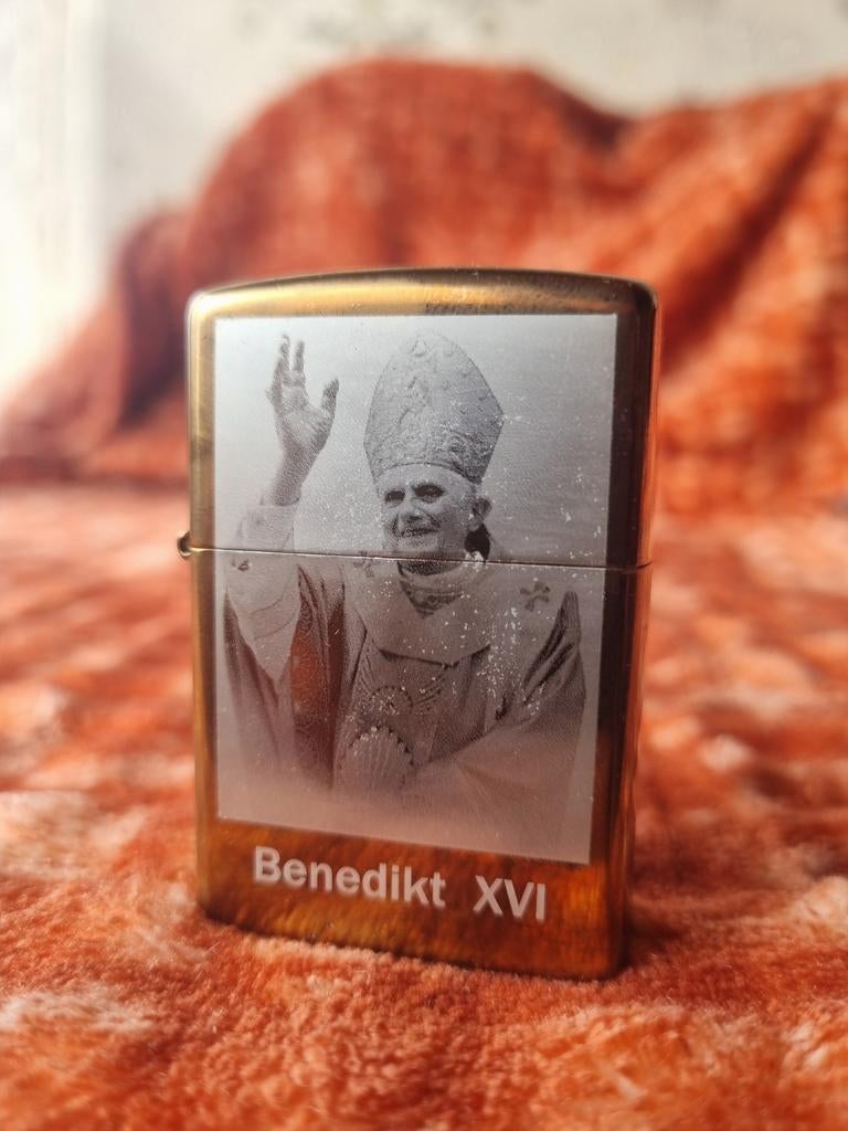 Zippo Paus Benedictus XVI Brass - 2004, Verzamelen, Rookartikelen, Aanstekers en Luciferdoosjes, Verzenden, Zo goed als nieuw