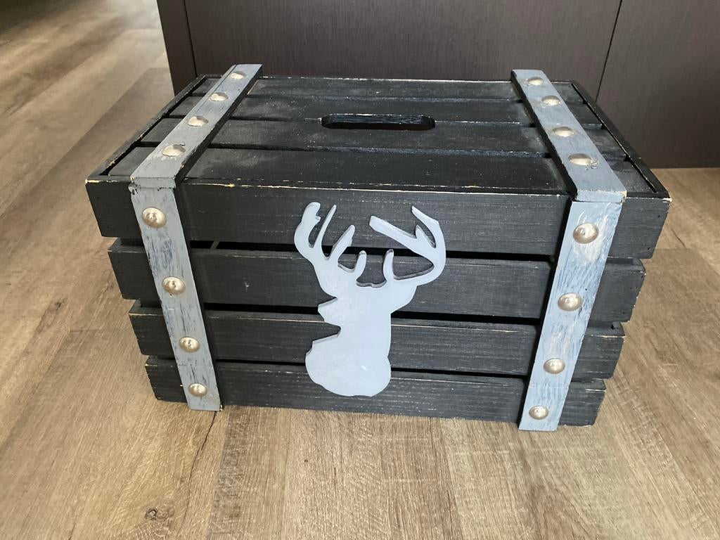 Decoratieve houten kist met hert motief, Huis en Inrichting, Woonaccessoires | Kisten, Ophalen of Verzenden, Gebruikt, Overige houtsoorten
